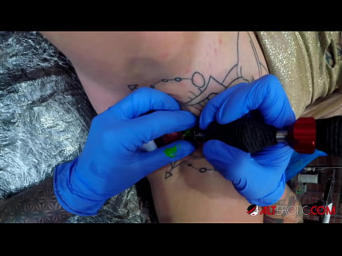 ❤️ Uiters getatoeëerde hottie Sully Savage het 'n tatoeëermerk op haar klitoris gekry ❤️ Fok by ons ﹏